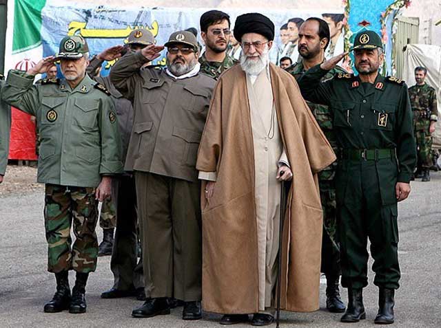 هجرت خامنه‌ای از "دورویی" به پرخاشگری و نظامی‌گری